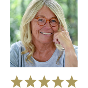 Smilende ældre kvinde med briller og femstjernet vurdering, der illustrerer en positiv kundeanmeldelse.