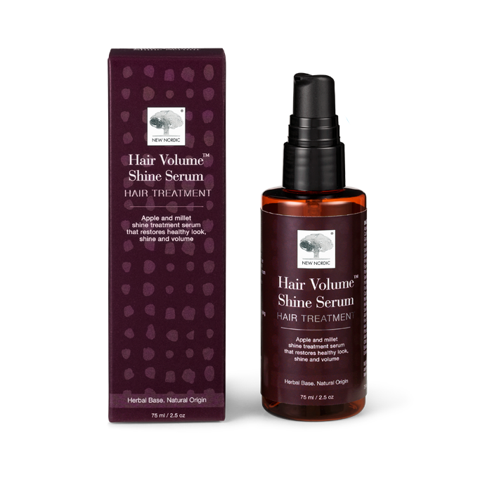 I_webpackshot_hairvolume_shineserum_waward_AU New Nordic Hair Volume™ Shine Serum, der hjælper med at genoprette glans, volumen og et sundt udseende i håret med æble- og hirseekstrakt. Hårserum til daglig pleje og finish.