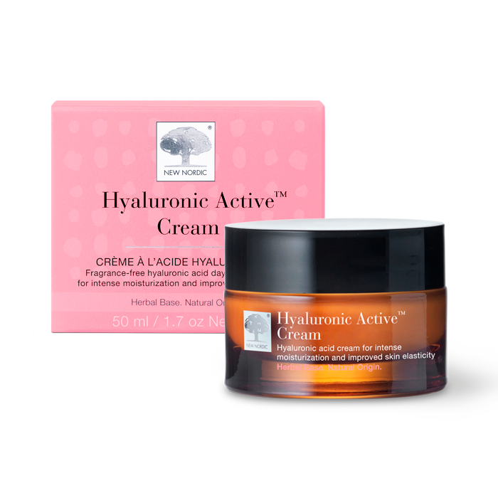 New Nordic Hyaluronic Active™ Cream, der hjælper med at fugte huden i dybden, forbedre elasticiteten og mindske synligheden af rynker med hyaluronsyre og havtorn.