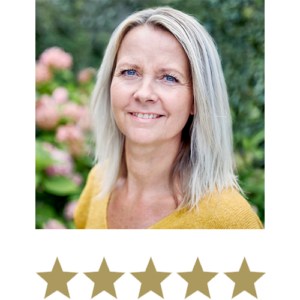 En smilende kvinde med lyst hår foran en grøn baggrund samt fem gyldne stjerner, der angiver en positiv vurdering.