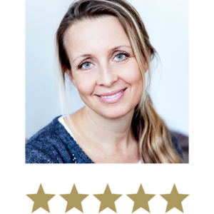 En smilende kvinde med håret sat op i en hestehale samt fem gyldne stjerner, der angiver en positiv vurdering.