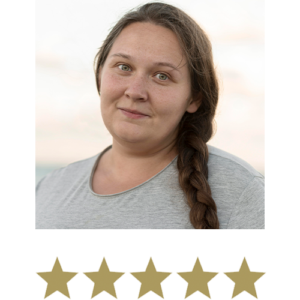 En smilende kvinde med fem stjerner under billedet.