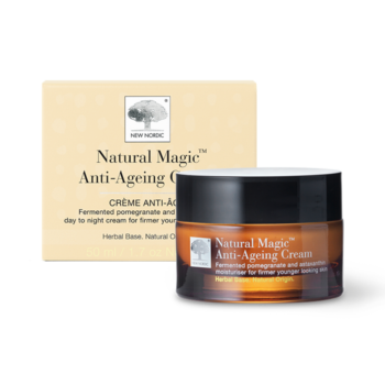 New Nordic Natural Magic™ Anti-Ageing Cream fugter, opstrammer og udglatter huden samt mindsker synligheden af rynker med granatæble, astaxanthin og solsikkeolie.