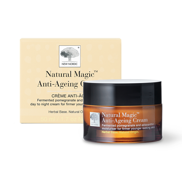 I_webpackshot_anti_ageing_cream New Nordic Natural Magic™ Anti-Ageing Cream fugter, opstrammer og udglatter huden samt mindsker synligheden af rynker med granatæble, astaxanthin og solsikkeolie.