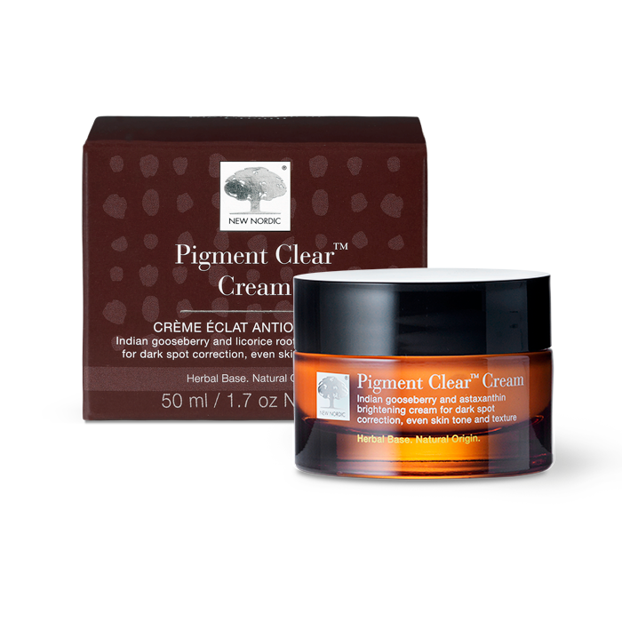 S-Beauty by New Nordic® – Skønhed i sin reneste form 2 New Nordic Pigment Clear™ Cream hjælper med at udjævne hudtonen og pleje huden med hyaluronsyre, solsikkeolie, kløver, lakridsrod, indisk stikkelsbær, morbær og astaxanthin.