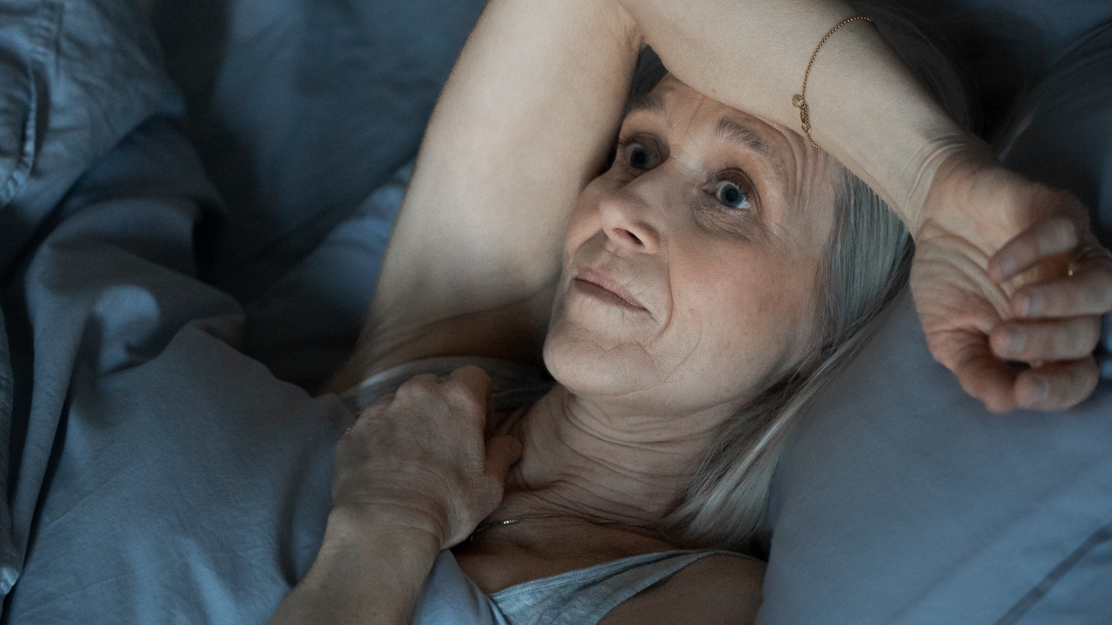 Sover du godt? 12 Ældre kvinde ligger vågen i sengen og ser bekymret op mod loftet om natten.