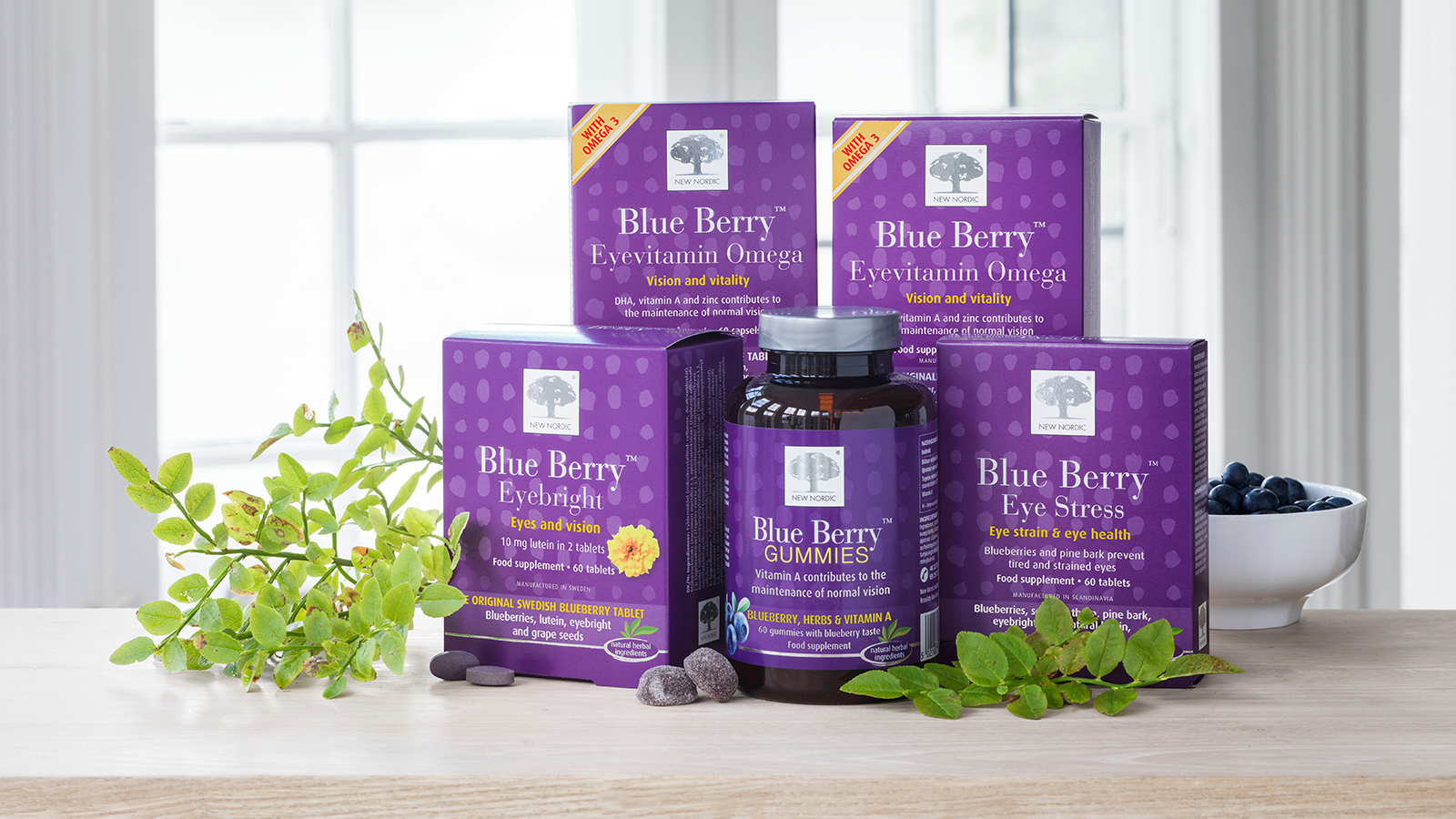 New Nordic Blue Berry™ serie med Eyebright, Eye Stress, Eyevitamin Omega og Blue Berry Gummies, omgivet af blåbær og grønne blade.